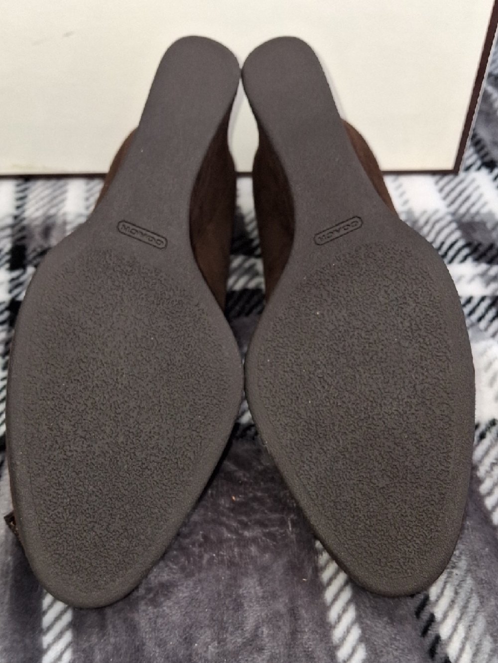 Vintage Coach Brown Suede Bow Pumps with Gold Insole - Picture 13 of 15